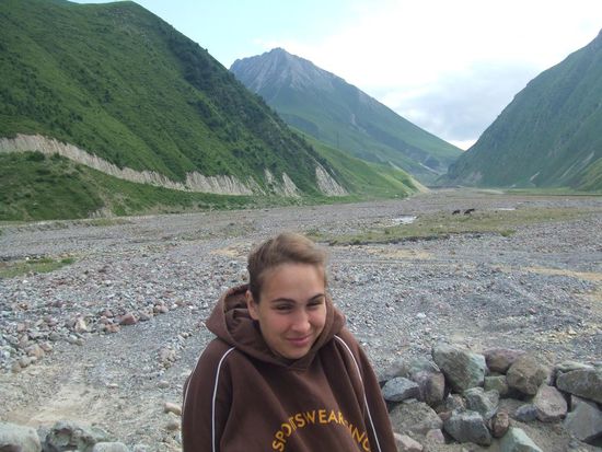 NAch nur zwei Stunden Fahrt faellt die Temperatur von 35 auf 13 Grad. / Po 2 godzinach jazdy z Tibilisi do Kazbegi temperatura spadla z 35 do 13 st.