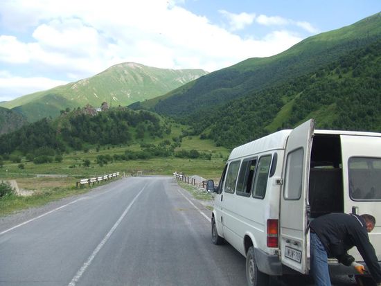 Unser Minibus hat ne kleine Reifenpanne auf dem Weg nach Kazbegi / Male problemy techniczne po drodze