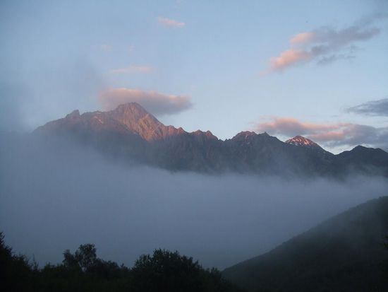 Im Nebel angekommen, stellen wir erst nach und nach fest, dass wir von BErgen umgeben sind. / Chmury w dolinie u stop Kazbegi