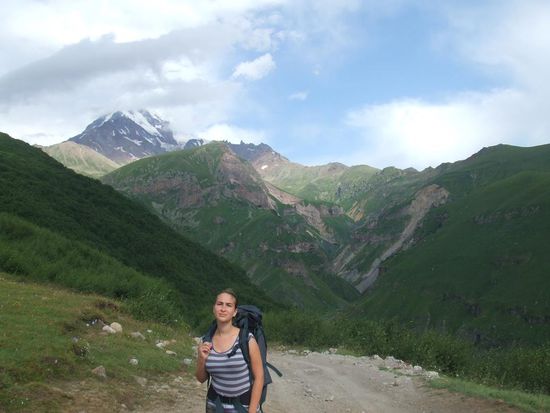 Im Hintergund Mount Kazbeg (5o47 Meter)/ W tle Gora Kazbegi