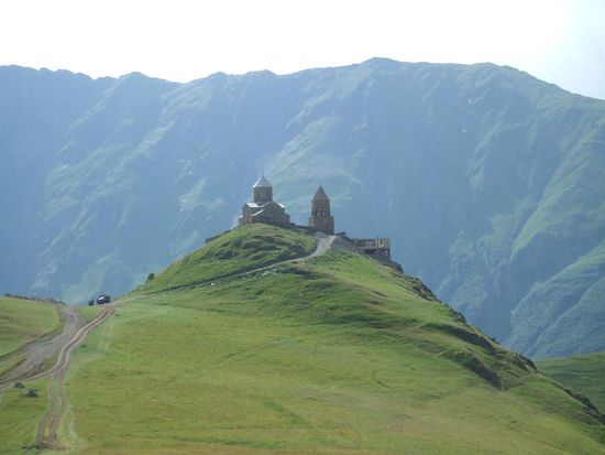 Kloster ueberhalb Kazbegis / Monastyr Sameba na szlaku na Kazbegi