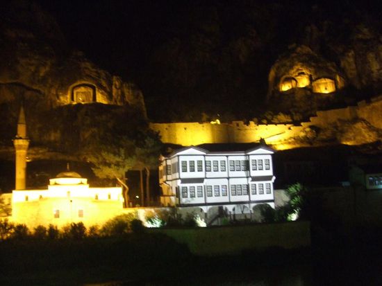 ... mit Steingraebern / pontyjsk&amp;#305;e grobowce by night