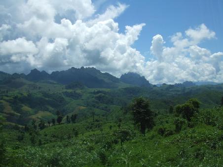 Die Landschaft zwischen Vientiane und Luang Prabang.