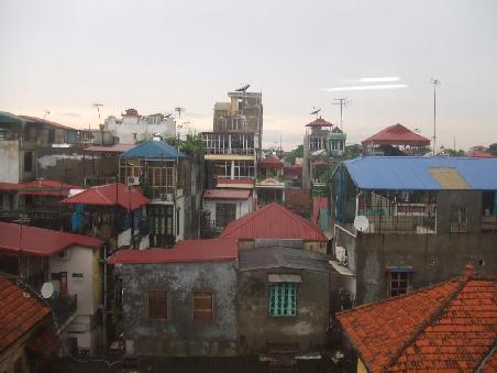 Blick aus meinem Hotelfenster auf das verregnete Hanoi.