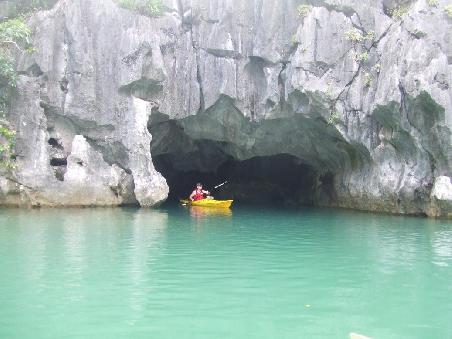 Durch Grotten gehts in schoene Lagunen.