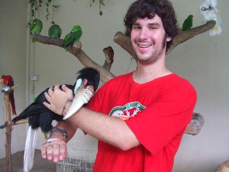 Vogelzoo mit dem groessten Freifluggelaende der Welt. Und der Vogel will mein Armband fressen (war nur froh, dass er nicht mich fressen wollte).