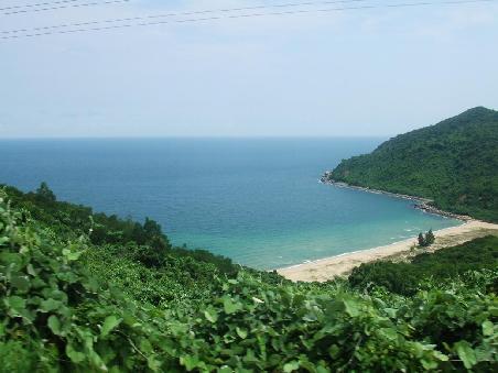 Blick aus dem Zug auf die menschenleeren Straende vor Da Nang.