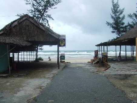 Unser Strand vor dem Guesthouse bei Sturm.