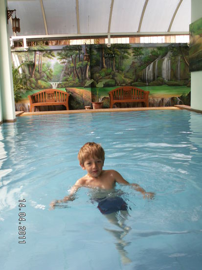 Mo in seinem Element . 1-x Mal swimming-pool am Tag muss schon sein .