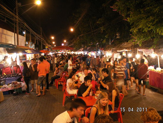 Sunday Market - eine bunte Vielfalt an attraktivem, überwiegend preiswertem Kunsthandwerk von einheimischen Künstlern und Fotografen. Der beste Ort zum Kauf von Souvenirs, Postkarten, Kleidung, Taschen und Schmuck