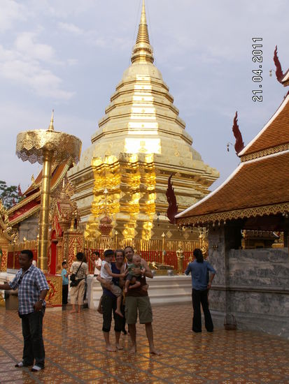 Sollte eigentlich ein Familienbild werden, aber die Fotografin dachte sich wohl, der Tempel sei schöner....