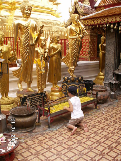 Mo zündet eine Kerze an