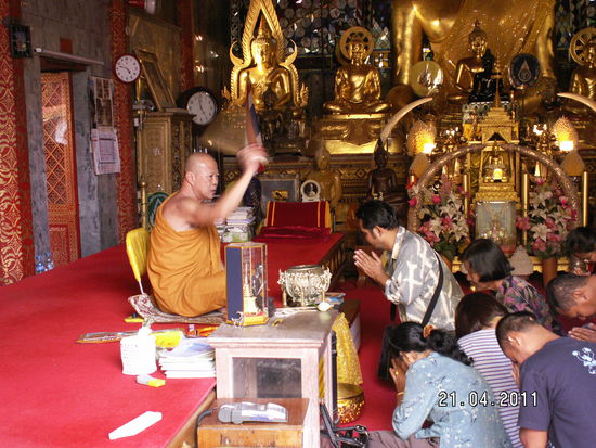 Ein hochangesehener Mönch beim Segnen