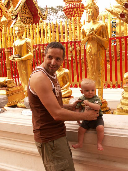 Len ist überall dabei, hat viel Spaß und ist der Liebling der Thais