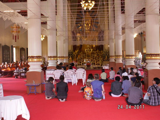 " Gottesdienst " im Wat Phra Singh ". Kerstin und die Jungs mit dabei .