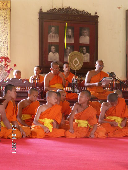 Mönche beim " Gottesdienst " . Die Novizen sind auch hier nicht immer motiviert .