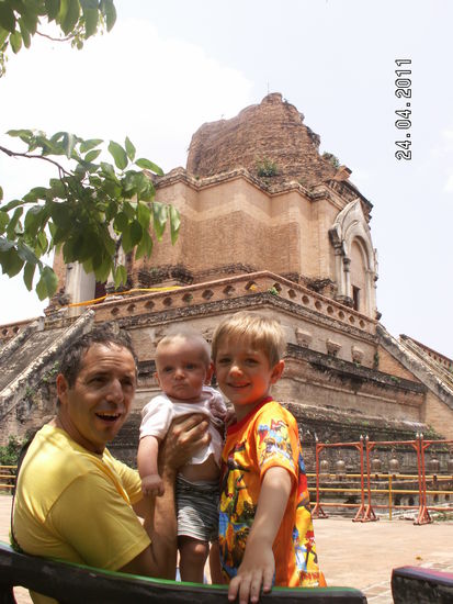 Die " Männer " vor dem Wat Chedi Luang