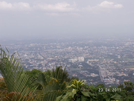 Bye Bye Chiang Mai . Toll wars . Hoffentlich sehen wir dich mal wieder .
Einen herzlichen Dank an die Mitarbeiter/innen des Awana houses , dass ein perfekter Ort zum Urlaub machen war/ist.
Die gesamte Familie Müller trauert heute morgen ein wenig , obwohl es ja jetzt an den Strand geht ( Koh Samui ) . 
Los gehts um 12.00 Uhr mit dem Flieger .