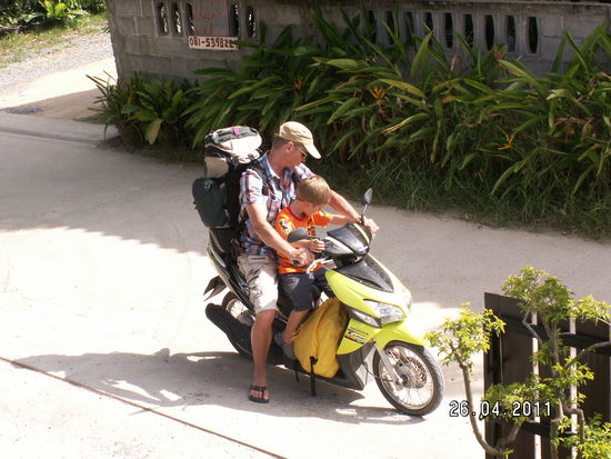 Uli muß mehrmals hin und her fahren, bis wir und unser Gepäck im "Secret Garden" sind