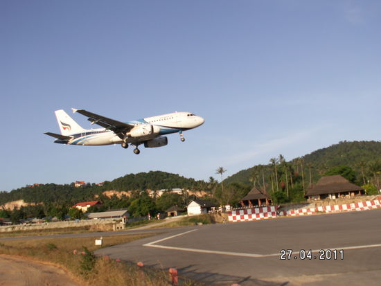 Da wir nur 5 Minuten vom Samui Flughafen entfernt wohnen, haben sich heute Stefan und Mo zwei Starts und eine Landung aus nächster Nähe angeschaut.