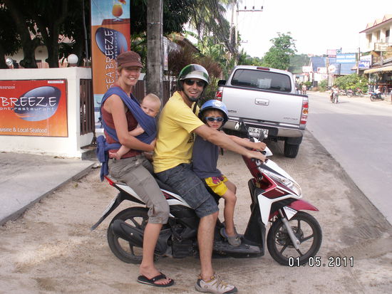 Und los geht's auf der guten alten Honda Click...... (es geht auch noch mit Kinderwagen in der Hand - das allerdings nur auf Kurzstrecken)
