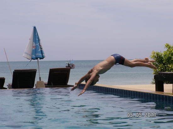 ....und springen abwechselnd in den Pool oder schwimmen im Meer.....