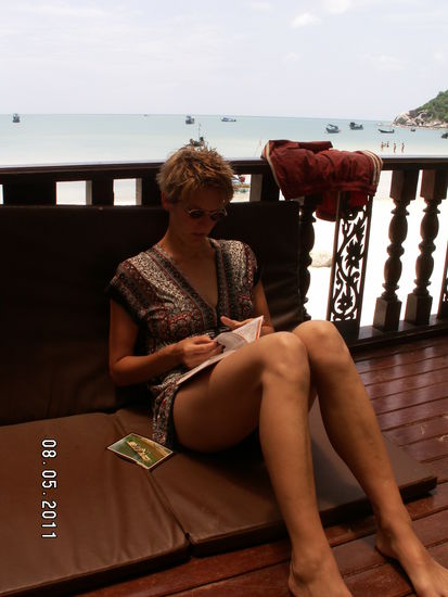 Kerstin beim Chillen auf unserem Balkon