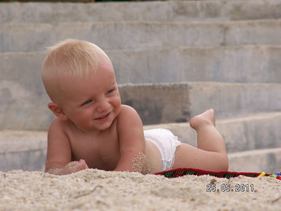 Grüße vom Jüngsten , der schon ein halber Thailänder ist . Völlig unkompliziert aber eines der wenigen Mankos ist , dass er noch immer zu häufig die Nachtruhe stört. Zum Glück wacht der "Große " daran nicht auf .