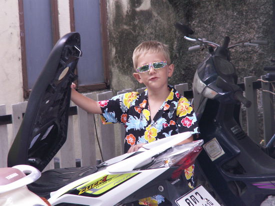 Und natürlich auch Grüße vom Großen .... Das Hemd hat er sich selber ausgesucht