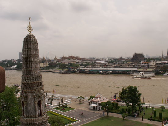 Blick vom Wat Arun - wer sich auskennt kann auch den Königspalast erblicken
Letzter Ausflug mit Tom, während die Frauen im Platinum beim Shopping waren, denn abends hieß es für die beiden Koffer packen und ab zum Flughafen.