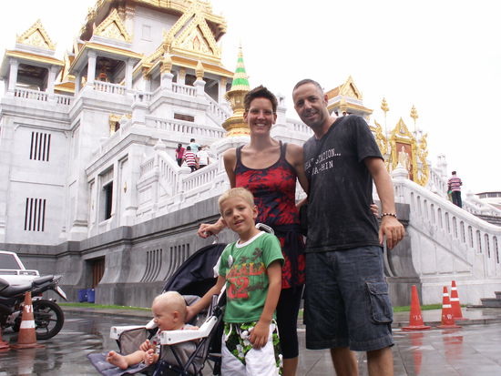 So, in 20 Minuten bringt uns das Taxi zum Flughafen .
Wir sagen ein hektisches Tschüß . Wie jedes Jahr ein eigenartiges Gefühl zum Ende des Urlaubes.
Vorfreude und Trauer gemischt !!
Toll wars auf alle Fälle . Wir haben viel gemeinsam erlebt . Alte Freunschaften wieder aufleben lassen ( schon allein dafür hat sich die Reise gelohnt )  und jede Menge gelernt , dass für Zuhause nützlich sein wird .
An alle Väter: Wagt das Erlebnis Elternzeit, es ist wunderschön so viel Zeit mit seinen Kindern verbringen zu können .
Ich habe es genossen und bin sehr froh , daß wir trotz aller finanzieller Einbußen , die wir natürlich dennoch hatten/haben , diese Entscheidung getroffen haben .
Jetzt heißt es sparen und vom Erlebten zehren und vorallem auch mit großem Schwung auf ins neue , alte Leben !!!