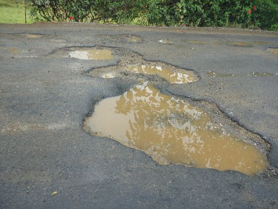 Dies ist durchaus keine Seltenheit auf den Strassen von Costa Rica. Eher selten ist der Teer um die Löcher...
