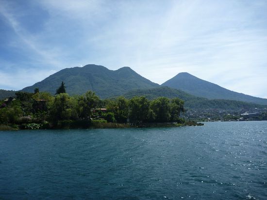 Lago de Atitlan. Hat gewisse Aehnlichkeiten mit dem Tessin. Ein sehr ruhiger und erholsamer Ort.