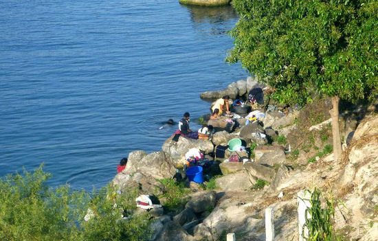 Sieht man jeden Morgen. Die Einheimischen waschen sich und die Kleider im See.