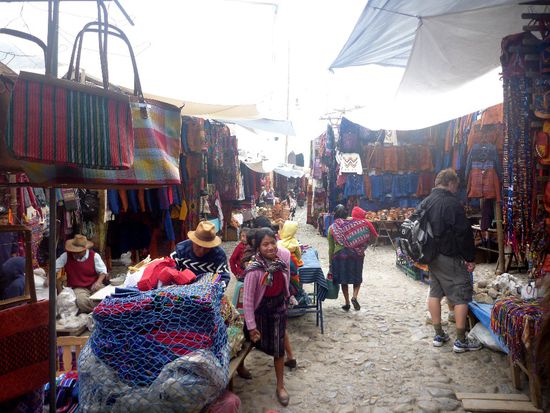 Grosser, farbiger Markt in Chichicastenango