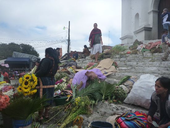 auch in Chichi. Mit Schal und ein bisschen Sonne im Gesicht wurde Lorena schon mehrmals als Einheimische angesprochen. Mir ist das bis jetzt noch nicht passiert...