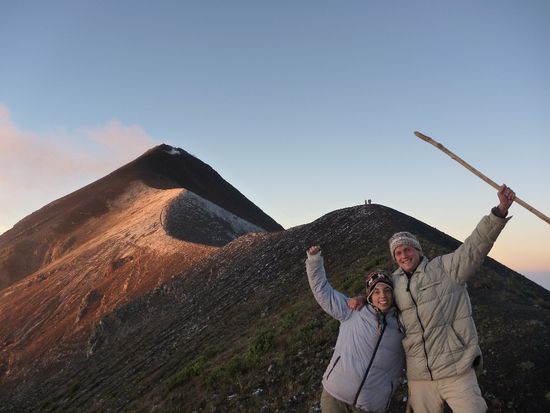 Im Hintergrund der Krater vom Fuego. Viel näher ran sollte man zur Zeit nicht, da jederzeit die Gefahr besteht von Steinen "bombardiert" zu werden.