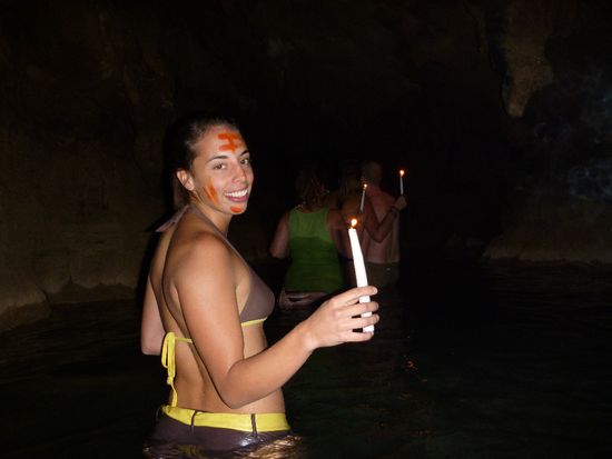 Beim Eingang haben die uns irgend so eine traditionelle Mayaschminke ins Gesicht geschmiert...