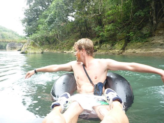 Diesen Teil vom Trip hätte Lorena am liebsten verpasst. Tube-Rafting im kalten Fluss bei ca. 20Grad Aussentemp. Hühnerhaut bis in die Ohrenläppli war die Folge 