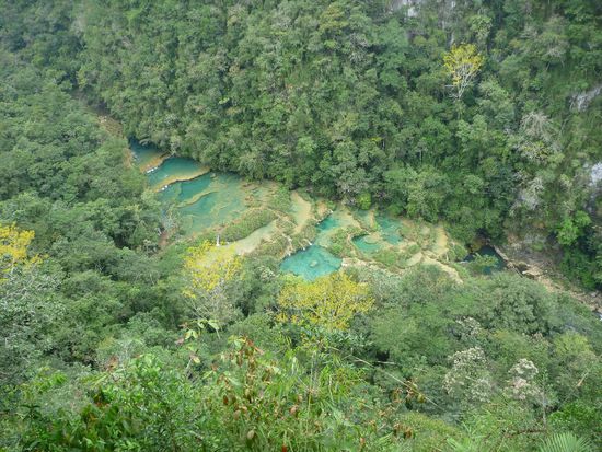 Aussicht auf die berühmten Limestone-Pools von Semuc Champey
