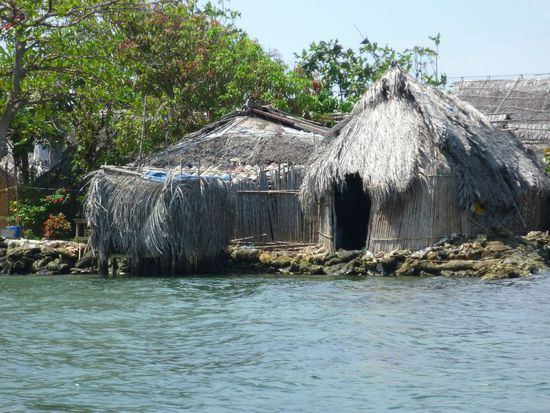 Auf 3-4 kleinen Inseln leben die Cuna-Indianer. Man beachte die luxurioese Freilufttoile mit Meeresblick und Salzwasserspuelung 