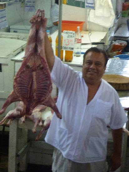 Stolzer Metzger sieht aus wie ein Hund aber er hat gesagt es sei eine Ziege... Claudia was meinst du?