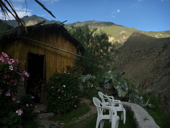 Unser suesses Bungalow... Fuer 4 Franken waren die Bettwanzen wohl inbegriffen... 
Bettwanzendetails fuer Interessierte: Bettwanzenbisse behandelt man mit einer maechtigen Spritze in den Gluteus maximus... Eine traurige Erfahrung