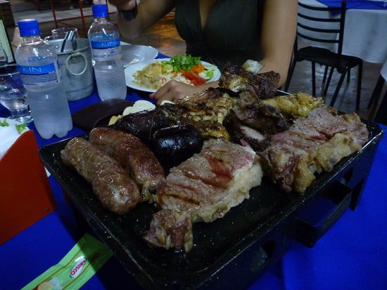 Churrasceria in Argentinien. Ein Paradies für Freunde der Kühe und Schweine  z.B. Falls einem diese "Gourmet"-Platte nicht ausreichen sollte, kann man ohne Probleme noch ein paar extra Steaks bestellen (free of charge  )