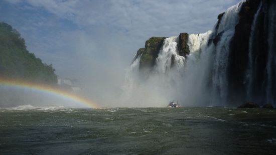 Bootsfahrt mitten in die Wasserfälle: Schuhe und Kleider ausziehen vor diesem Trip wäre sehr ratsam (dann müsste man die Schuhe nicht 2 Tage auf dem Dach eines Hostels trocknen lassen...) 