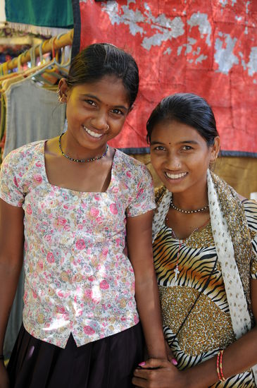 Diese zwei Strahlen nur so weil si gerade das Geschaefft des Jahres gemacht haben! Wahrscheindlich 200% Gewinn aber trotzdem immer noch sehr guenstig... :-/