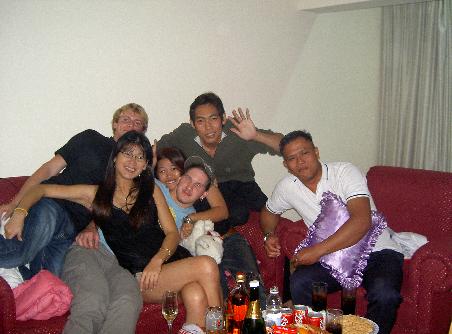 Party mit Thais. Gegen vier Uhr morgens wird da meistens noch gekocht und herrlich gegessen.