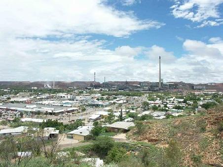 Mount Isa. Im Hintergrund seht ihr die groesste Blei/Silber Mine von Australien.
