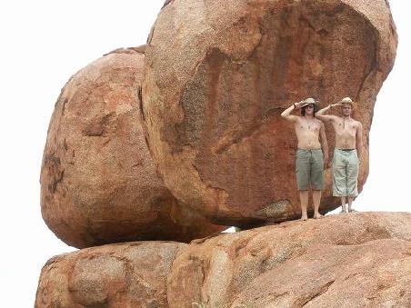 2 Ranger bei den Devils Marbles