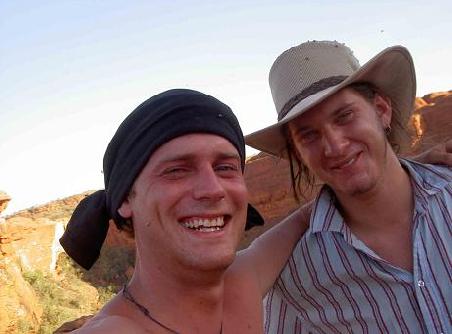 Hunderte von Fliegen haben uns auf dem Kings Canyon Walk begleitet. Auf dem Hut von Cyril kann man ein paar von den wirklich laestigen Viechern sehen.